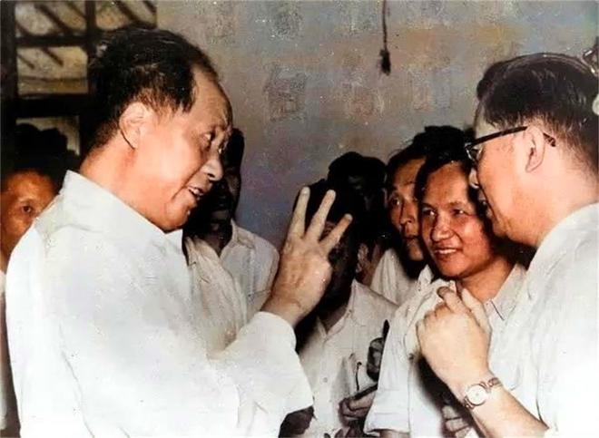 1958年毛主席参观天津工业技术展览市长语带双关让他眉开眼笑